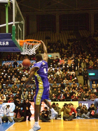 英超焦点战：利物浦主场迎战热刺,（英超重磅对决：利物浦坐镇主场迎战热刺）