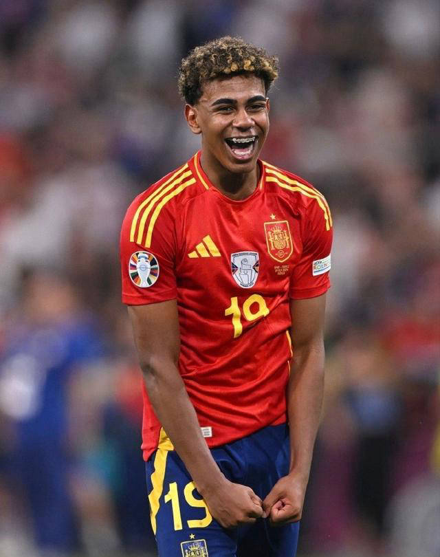 队友的肯定！远藤航投票萨拉赫第一，登贝莱第二、门德斯第三（队友力挺！远藤航将萨拉赫票选第一，登贝莱第二、门德斯第三）