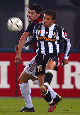 孔帕尼因为人手输球，阿尔特塔则因为人手变得眉清目秀（孔帕尼败于人手短缺，阿尔特塔靠人手齐整踢得更好看）