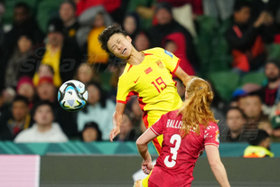 中超赛场争议判罚：VAR判罚引发讨论,（中超判罚风波：VAR介入再度引发热议）